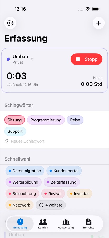 Laufender Timer mit Schlagwörtern und Tagessumme.